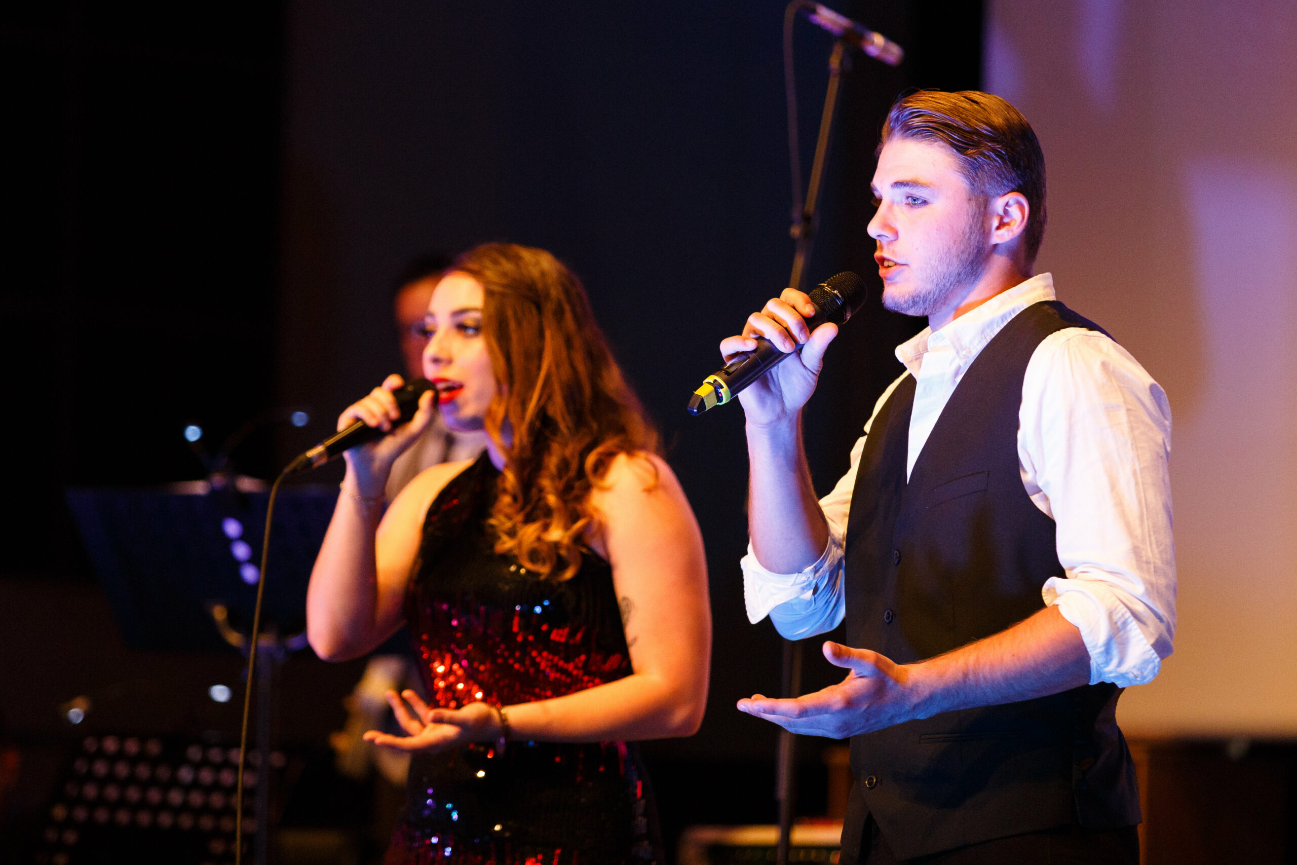 19 Photo d'un duo très classe d'un chanteur et d'une chanteuse sur scène